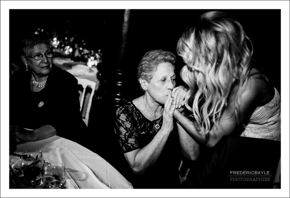 La mariée embrasse sa grand-mère