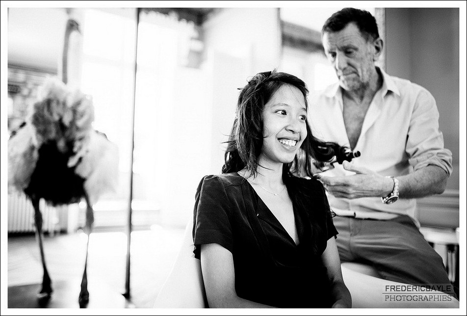 La mariée se fait coiffer avant son mariage aux Salons France-Amériques
