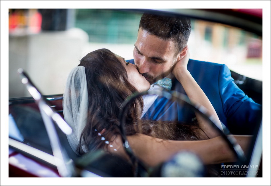 Les mariés dans leur voiture : baiser en couleur