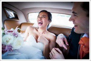 Les mariés dans leur voiture de mariage