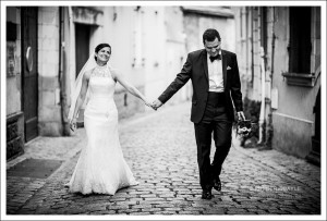 Mariage à Angers, les mariés dans le quartgier historique