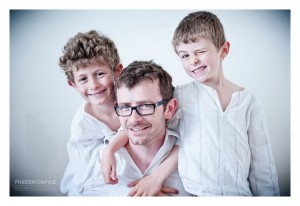 Portrait de famille : le papa avec ses enfants