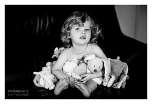 Portrait d'enfant avec ses doudous