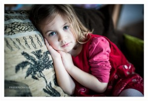 Portrait en couleur d'un jeune fille sur un canapé
