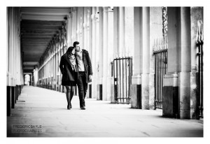 Couple sous les arcades du jardin du Palais Royal à Paris