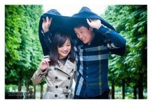 Couple sous la pluie au Jardin des Tuileries