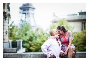 Couple enlacés avec la Tour Eiffel en arrière plan