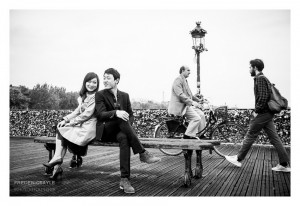 Couple sur le Pont des Arts à Paris