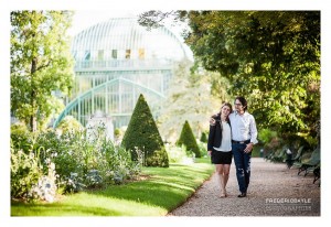 Couple enlacés dans le jardin des serres d'Auteuil