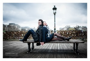 Plan large d'un couple d'amoureux sur le Pont des Arts à Paris
