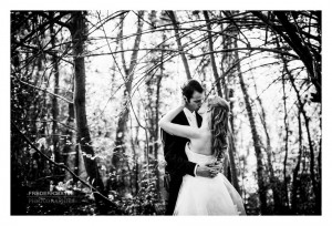 Plan large d'un baiser d'amoureux dans la forêt de Meudon
