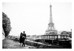 Amoureux à Paris avec en arrière plan la Tour Eiffel
