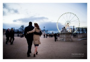 Couple s'éloignant de dos dans le jardin des Tuileries