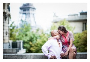 Photos de couple devant la Tour eiffel, prestation elopment d'étranger à Paris