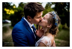 Gros plan sur baiser des mariés durant une prestation couple près de Paris