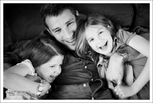 Photos de famille : le papa avec ses deux filles