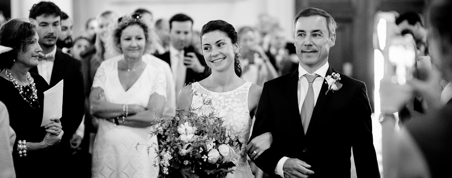 photographe de mariage, entrée à l'église de la mariée