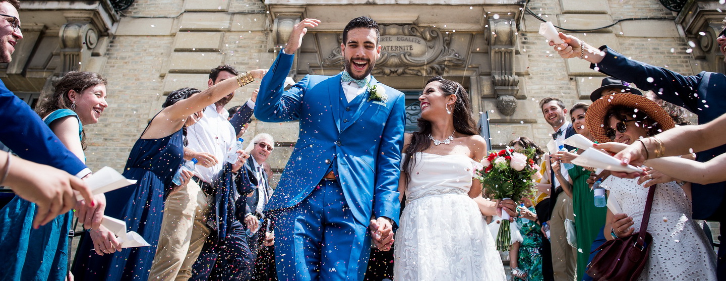 photographe de mariage, sortie de mairie des mariés