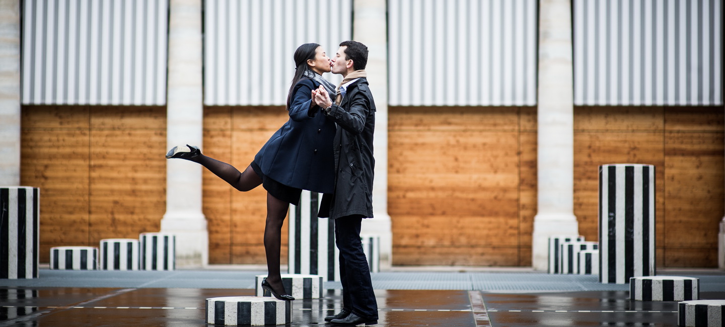 photo de couple aux jardins du Palais Royal avec les Colonnes de Buren