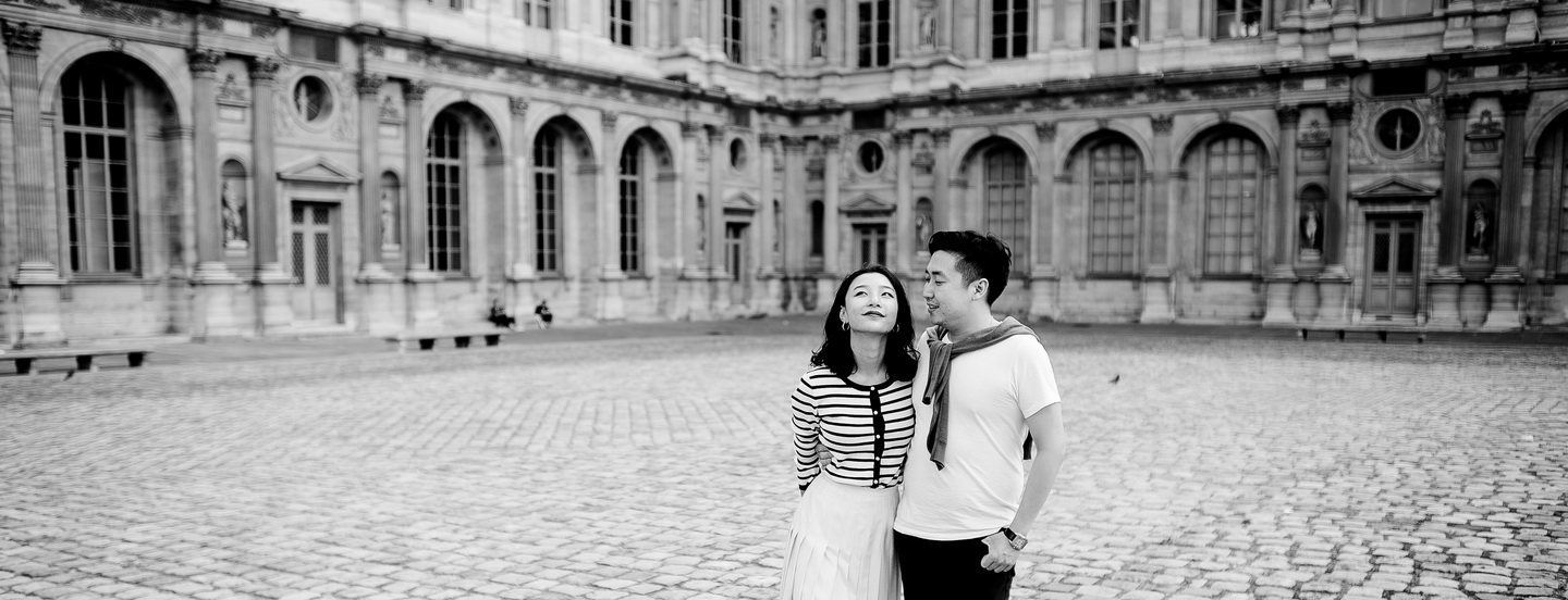 couple engagement mariage dans la cour carré du musée du louvres