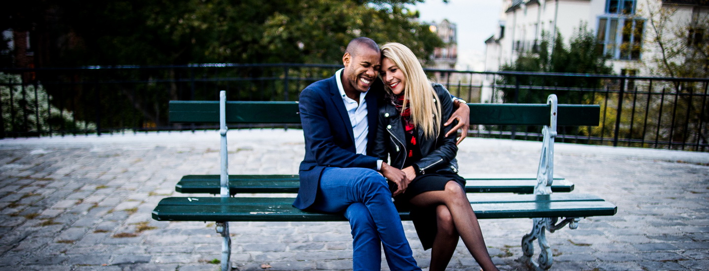 couple d'américains à Paris, Montmartre, sous le Sacré Coeur