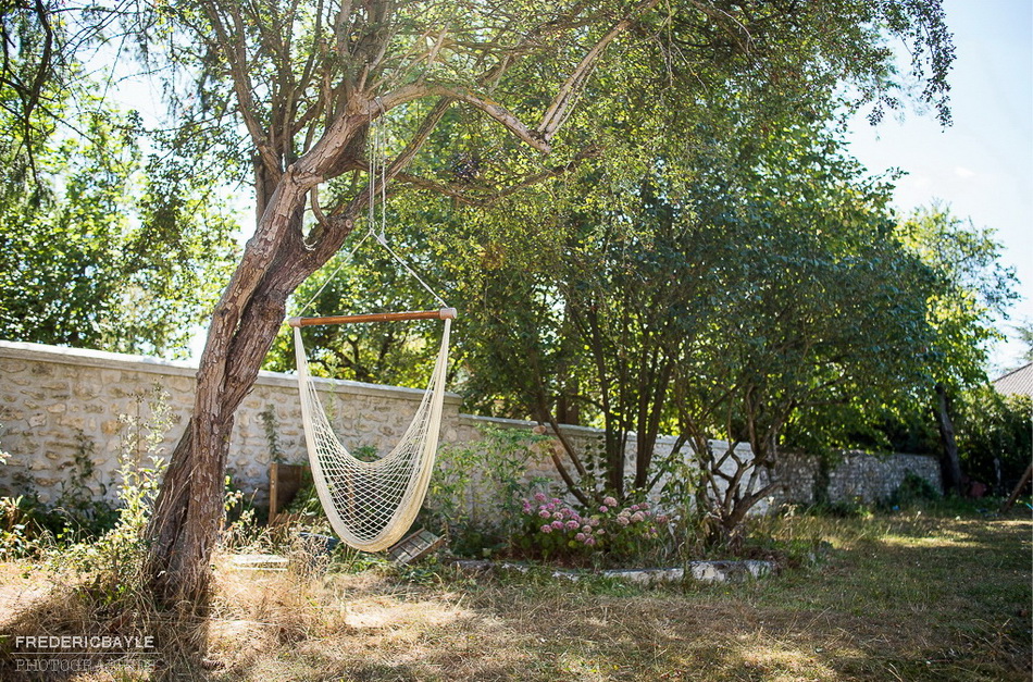 jardin d'été avec balançoire pour mon reportage famille à la campagne