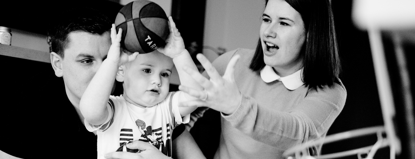 scène de jeu en famille pendant un reportage famille