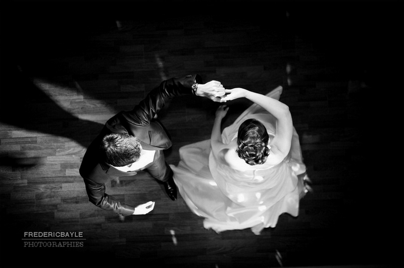 ouverture du bal par les mariés, photo en plongée de la première danse 