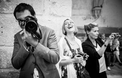 prise de vue spontanée du photographe lors d'un mariage