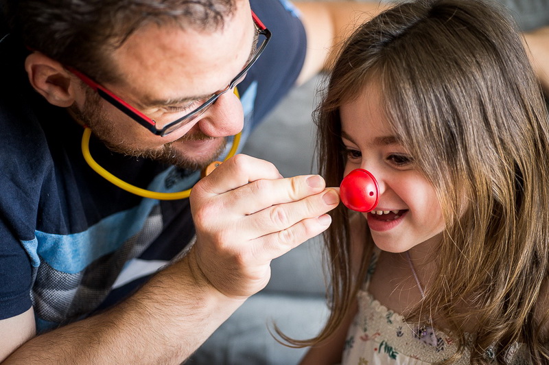 papa joue au docteur avec son enfant