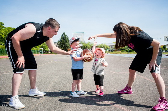 famille jouant au basket pour un reportage 