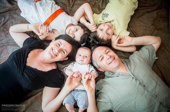 portrait de la famille au grand complet et en plongée