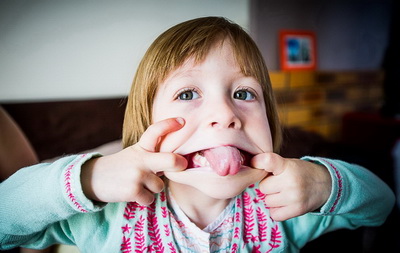 petite fille faisant une grimace au photographe