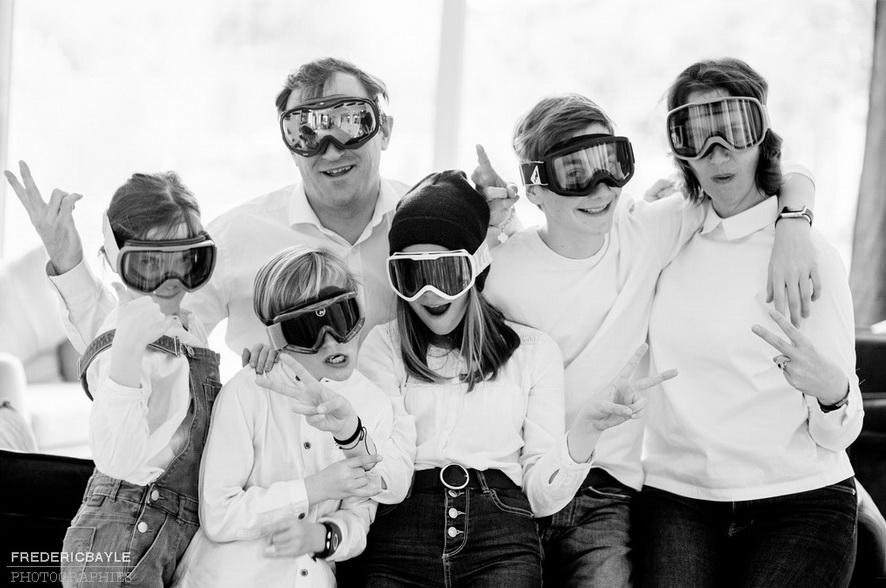 portrait de famille en noir et blanc et en tenue de ski