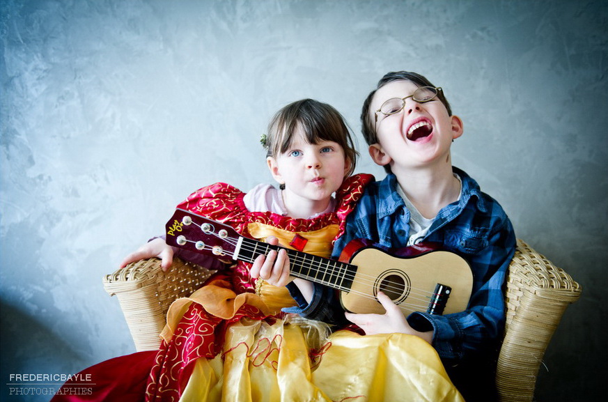 portrait très coloré de deux enfants pendant un reportage famille