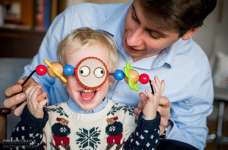 en famille, pap et son petit garçon qui font les clowns