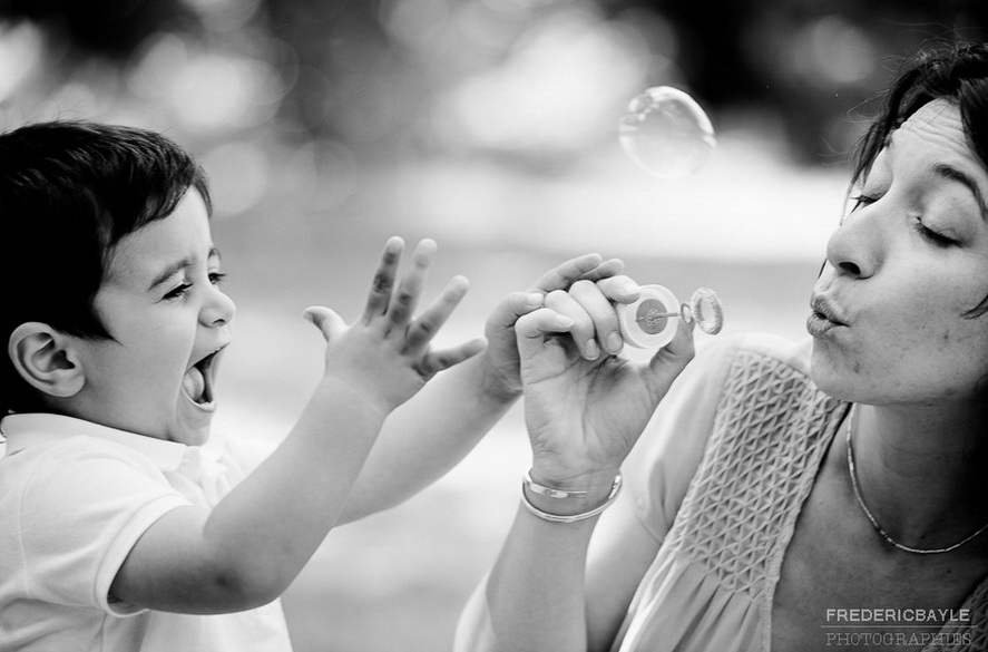 photos de famille à Vincennes, maman et son fils faisant des bulles