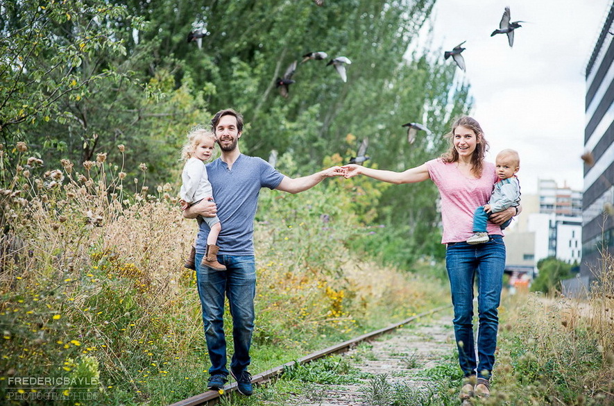 avec les enfants à marcher en famille sur les rails