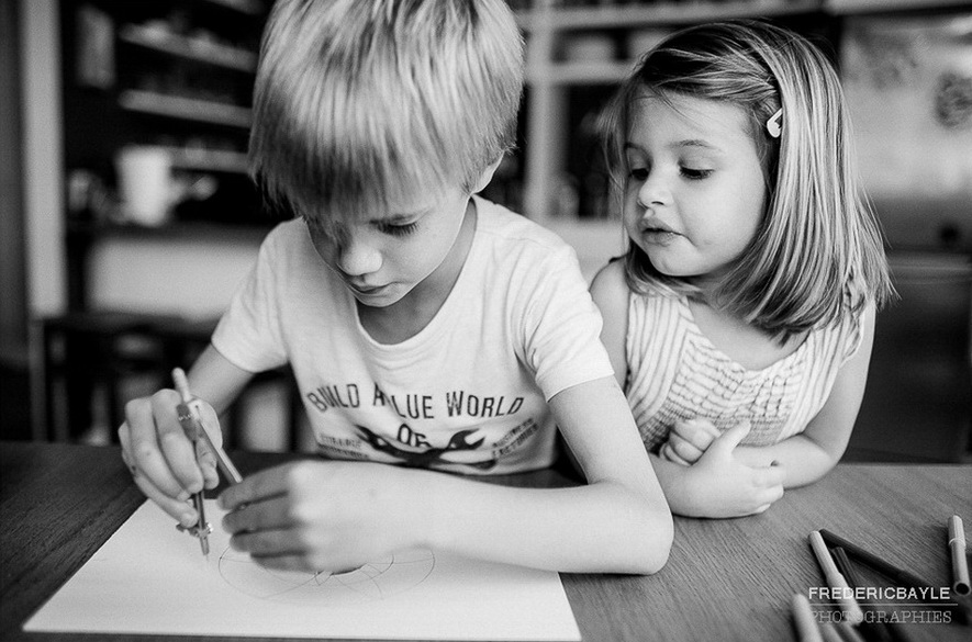 petite fille avec son frère durant un reportage famille