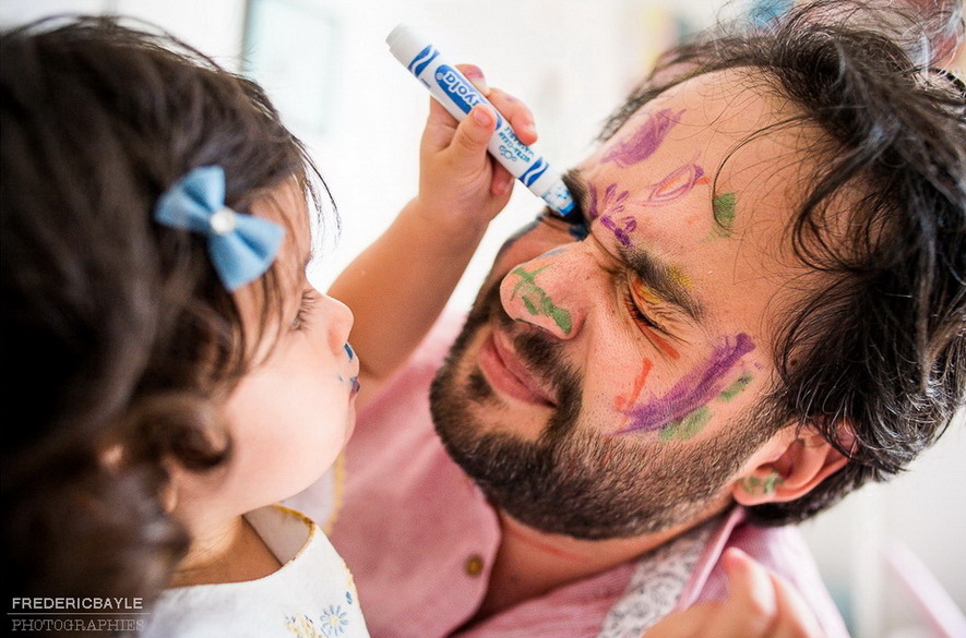 en famille, un dimanche, papa se fait gribouiller sur le visage