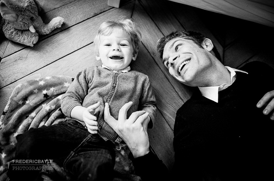 papa jouant avec son fils pendant une séance famille