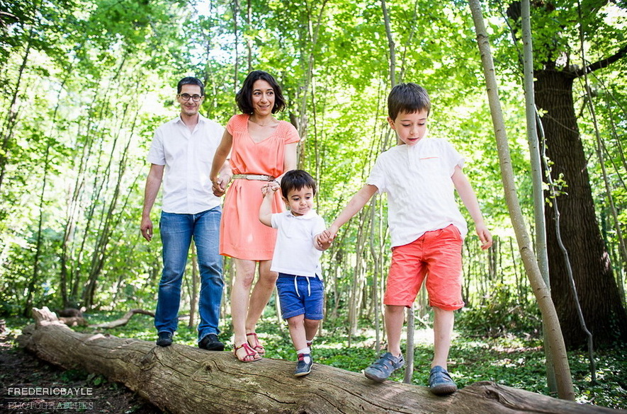 famille en forêt dans le bois de Vincennes