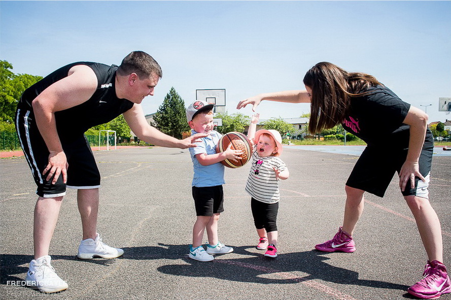 famille jouant au basket