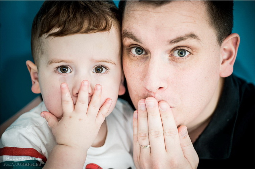 photo posée en famille avec papa et son fils