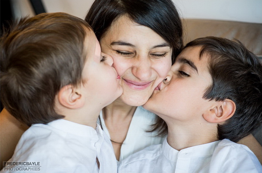 les deux garçons embrassant leur maman