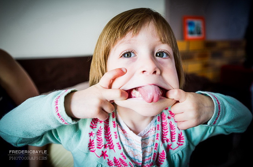 jeune faille faisant une grosse grimace