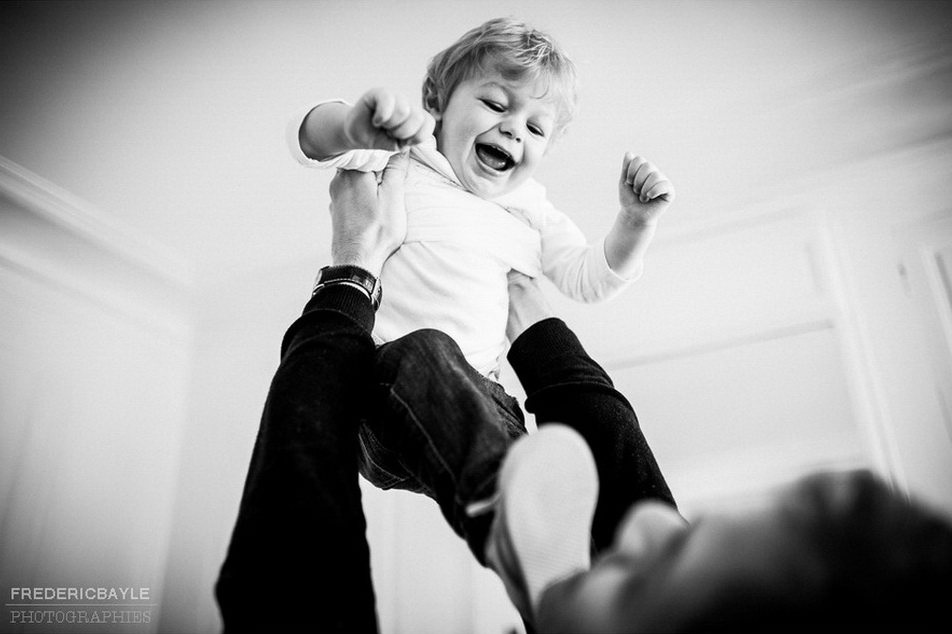 jeux en famille entre papa et son garçon