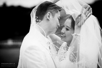 baiser des mariés durant mon reportage de mariage au Château Bouffémont dans l'Oise