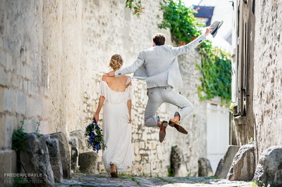 couple dans les rues de Senlis, près du Clos Barisseuse, salle de mariage