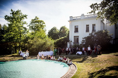 les invités du mariage les pieds dans l'eau de la piscine de la maison blanche d'Etienne Brunel